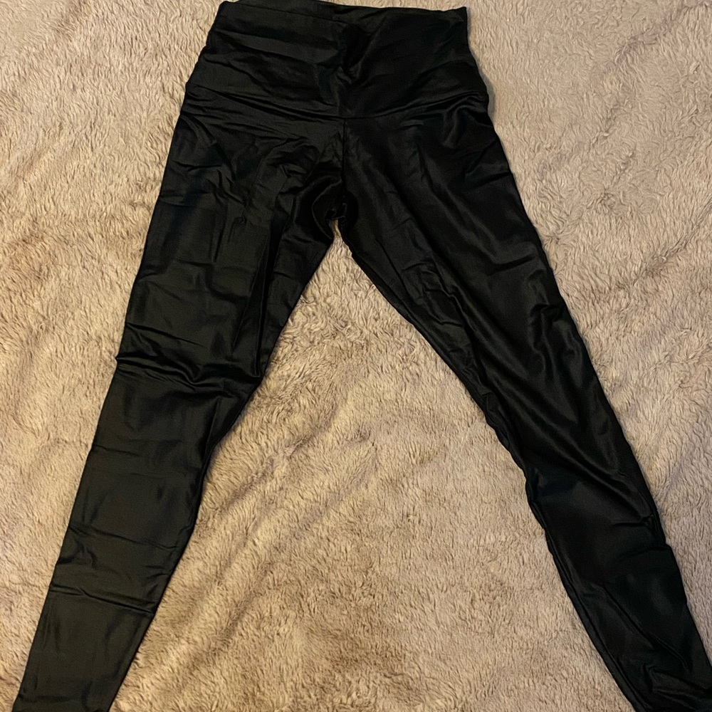EUC Onzie Black shiny leggings size XS
